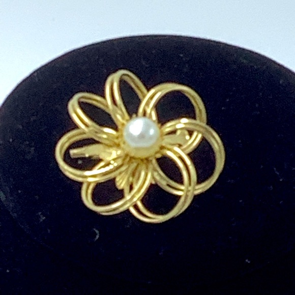 Goldtone and Pearl Flower Brooch - Picture 2 of 4